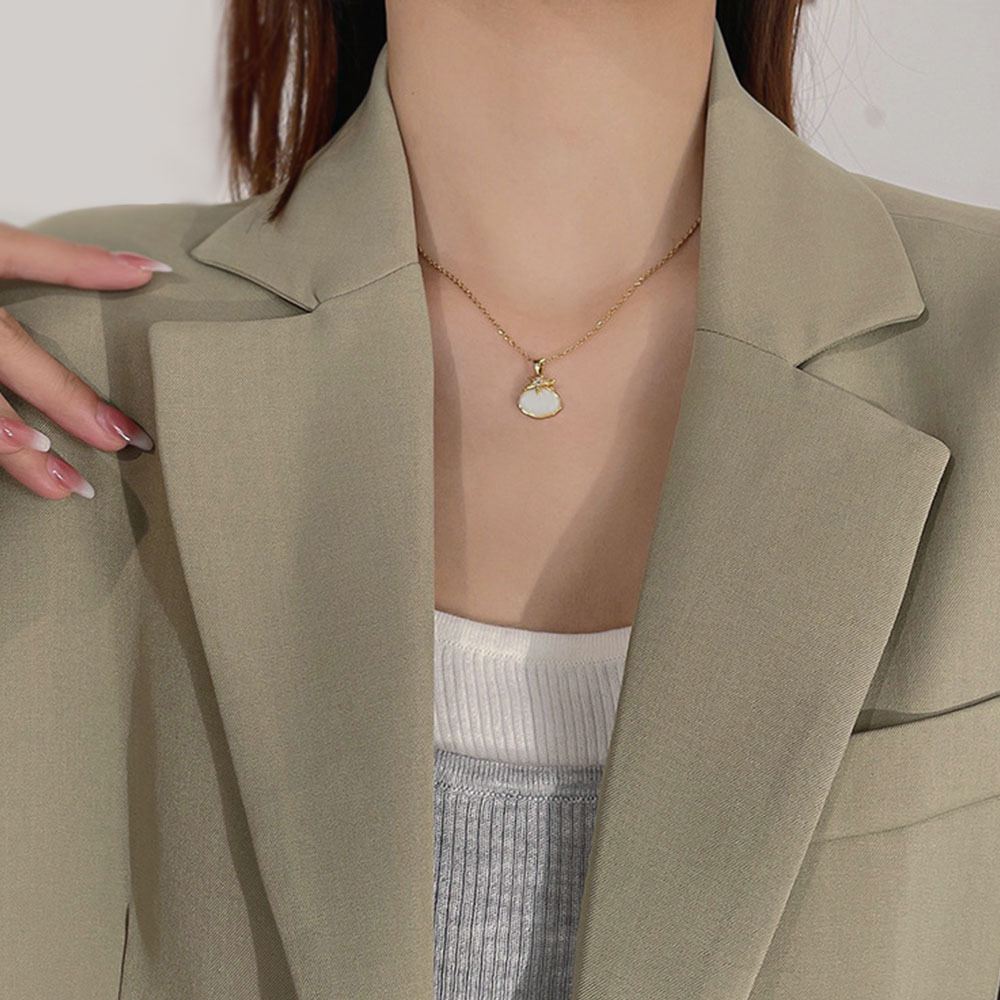 New Japanese and Korean starfish shell titanium steel necklace for women, wholesale, light luxury, niche and ethereal neckchain, elegant collarbone chain Application Scenario