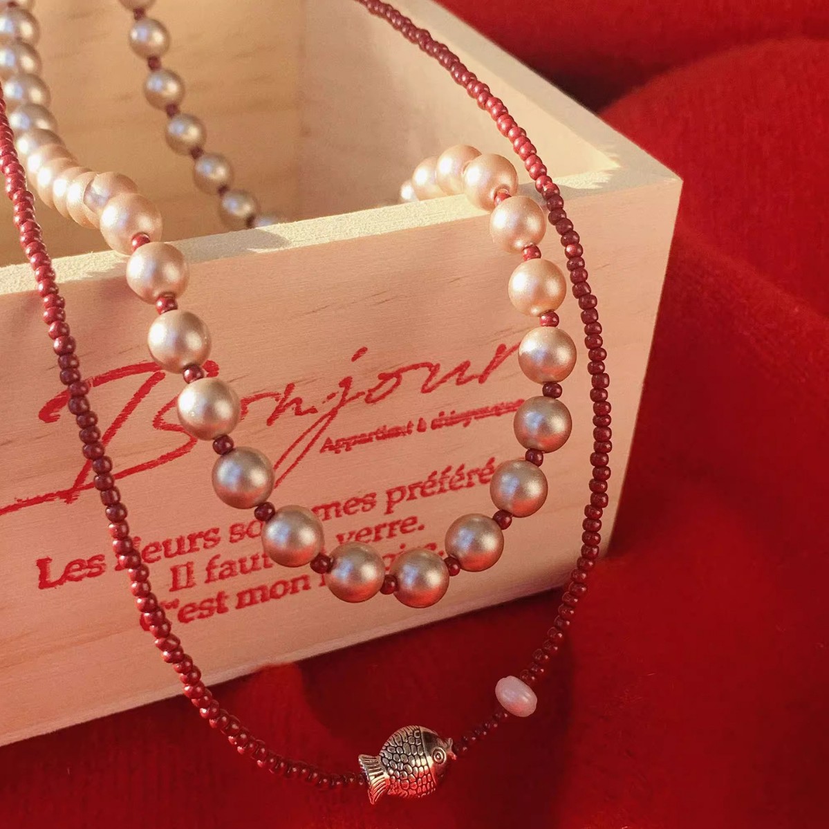 Simple and elegant crystal beaded small fish necklace, a retro, light luxury, fashionable and versatile necklace and collarbone chain for women Specification drawing