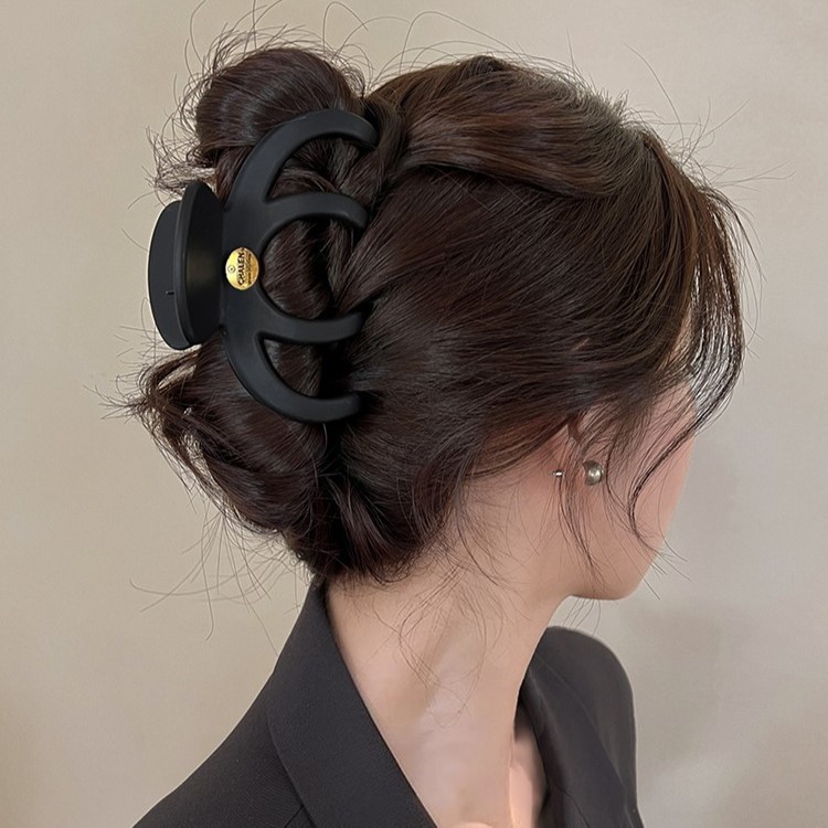The 2025 new black large pumpkin claw clip is a high-end female hairpin at the back of the head, with a niche and elegant shark clip headwear Specification drawing
