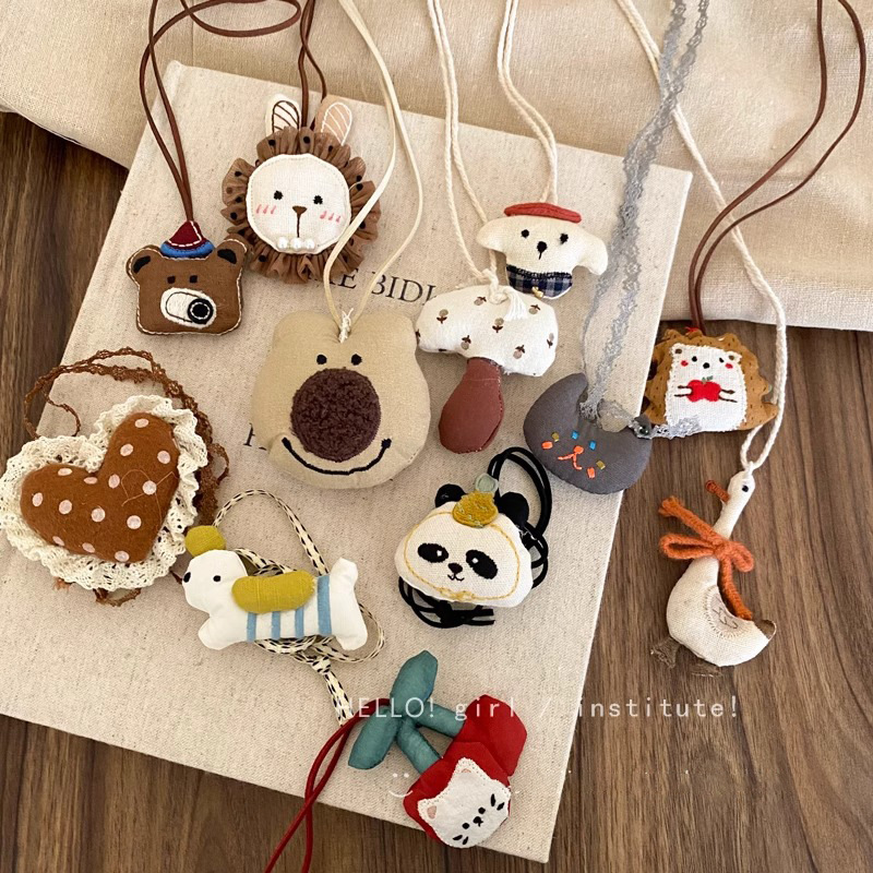 Cute autumn and winter plush toys, adorable pet figurines, girl cartoon animal backpack pendants, artistic and retro pendants Specification drawing