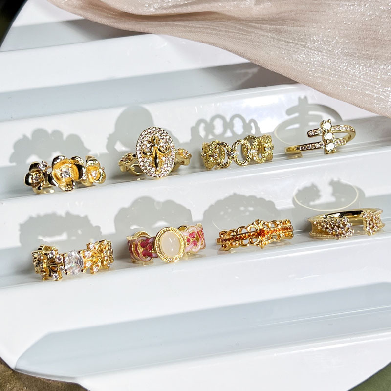 A new retro iris flower open ring with a unique and elegant style for women on Instagram, featuring a cold and sophisticated, exquisite and light luxury ring Application Scenario