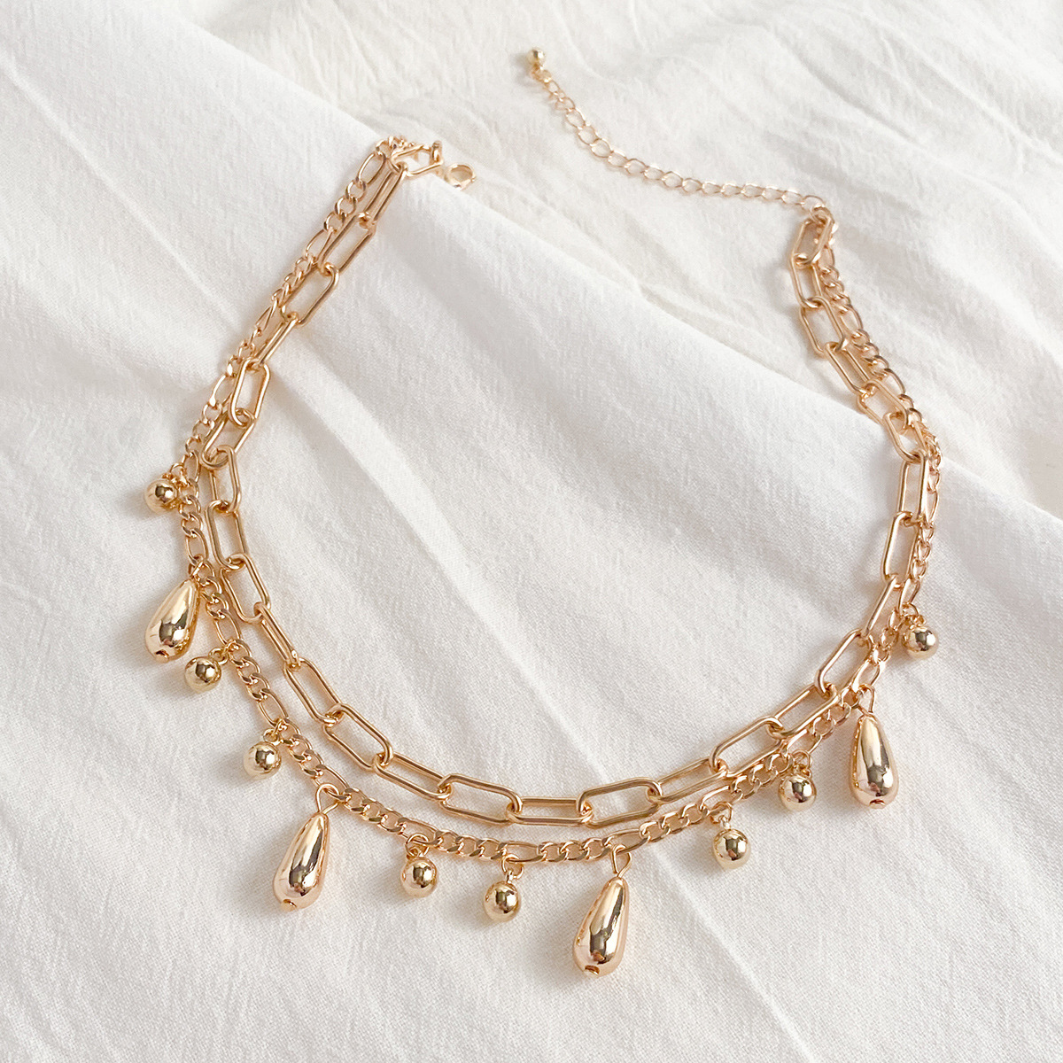 European and American cross-border hip-hop teardrop-shaped smooth comma pendant necklace, unique and simple metal chain necklace choker Application Scenario