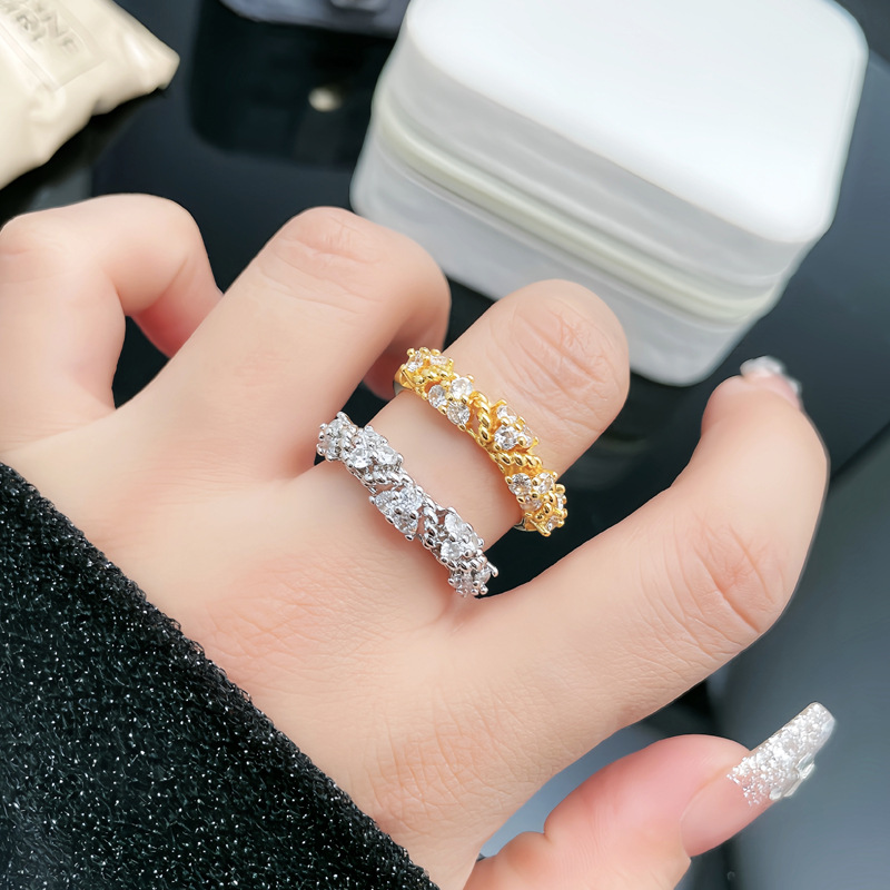 A simple and versatile ring with a mid-style diamond setting, suitable for women to adjust their temperament. It features a niche design with a sense of high-end luxury and a light layering effect details Picture