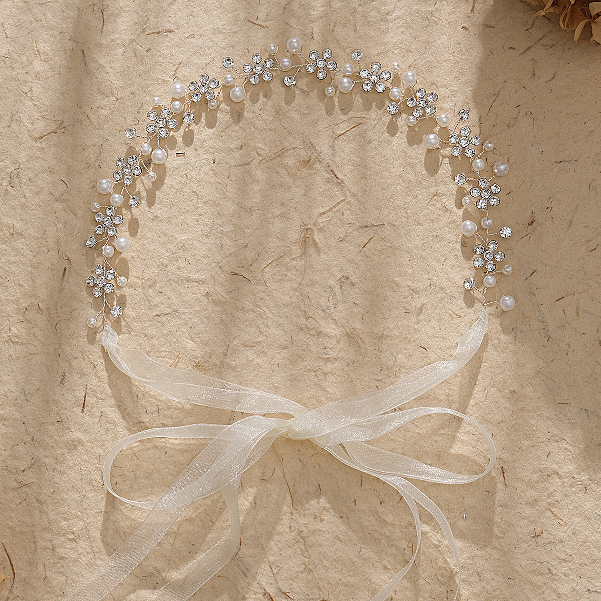 New minimalist style hair bands and headbands from Europe and America, handcrafted rhinestone and pearl bridal hair bands, photo studio photo shoots, wedding accessories details Picture