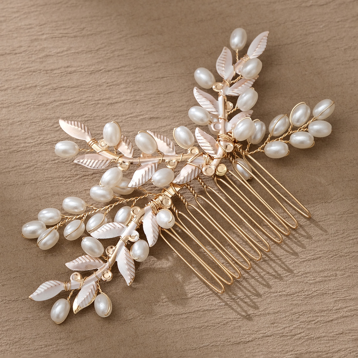 European and American cross-border bride accessories, hair combs, luxurious wedding balls, retro hair accessories, handcrafted golden pearl hair combs Application Scenario
