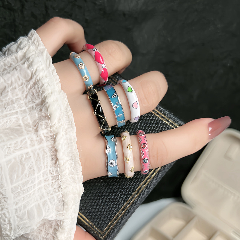 A simple and elegant antique enamel drop glaze flower open ring for women with a heart, a small and trendy Instagne-layered versatile ring full figure