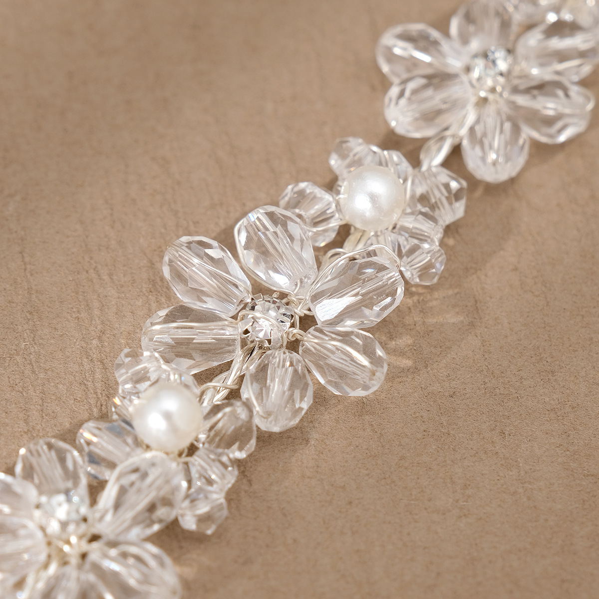 New Korean-style headwear, handcrafted pearl crystal hair bands, children's performance hair accessories, export accessories, hair bands, bride's hair bands Application Scenario