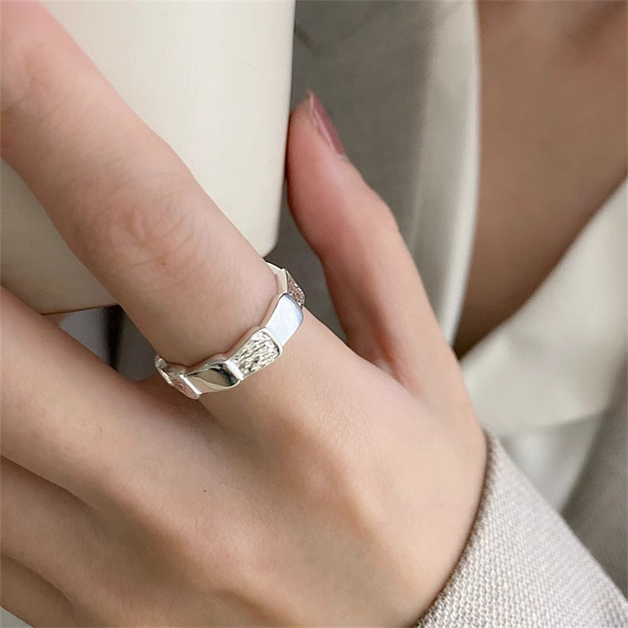 S925 sterling silver scale spliced ring, a unique and niche design for women, is fashionable, versatile and high-end, a trendy index finger ring Application Scenario