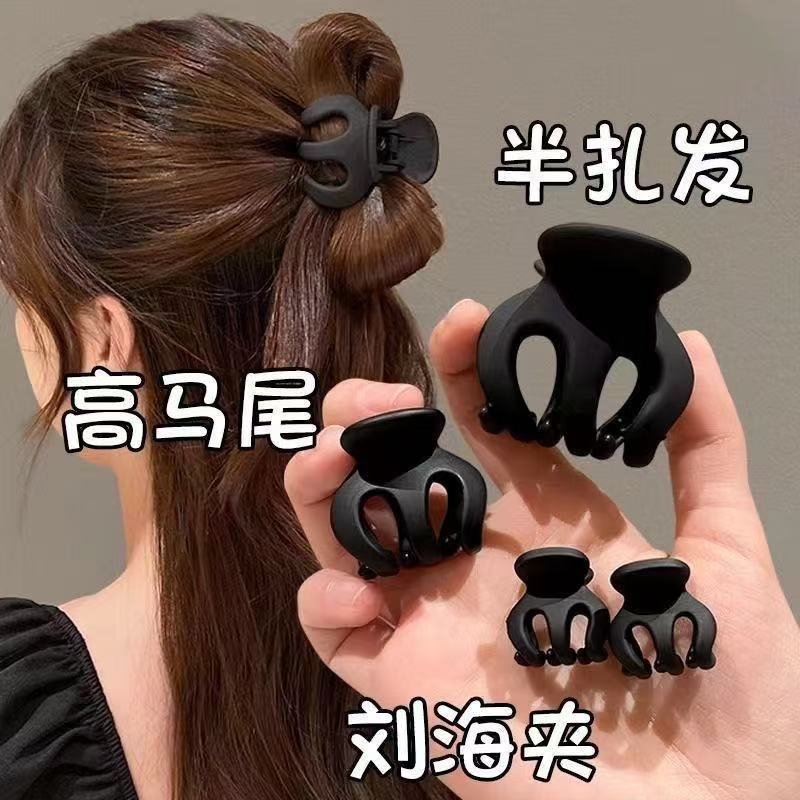 A large-sized high ponytail clip for fixing, the same style hair clip as Jin Chen's, a small claw clip headwear, and a shark clip on the back of a woman's head full figure
