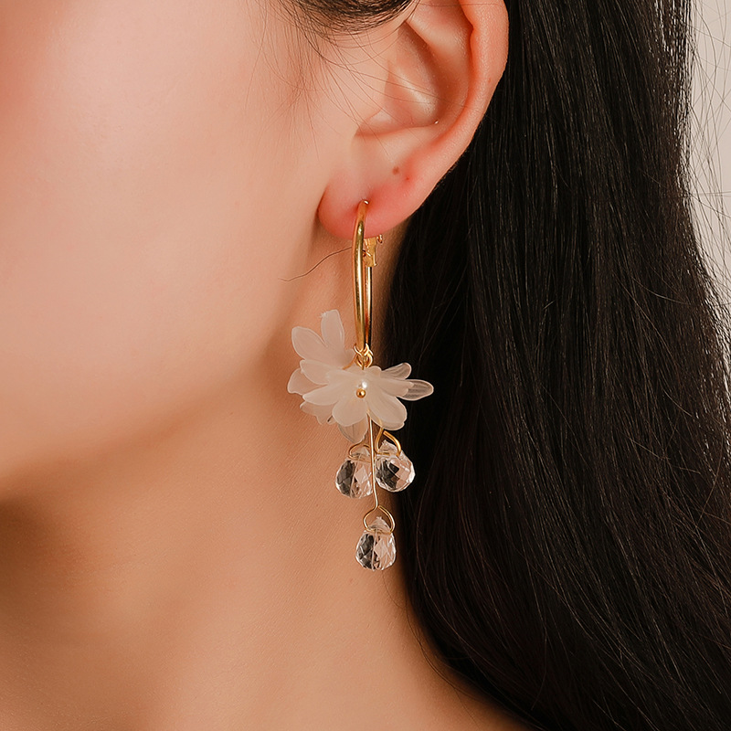 New Korean version of fashionable crystal flower earrings, versatile and elegant fairy stud earrings, Dongdaemun jewelry from South Korea full figure
