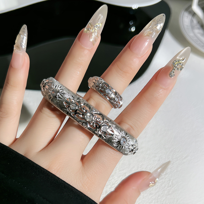 French retro brushed and hollowed-out bracelet, with a high-end court style, starlight and elegant, fashionable, light luxury and individual ring and bracelet details Picture