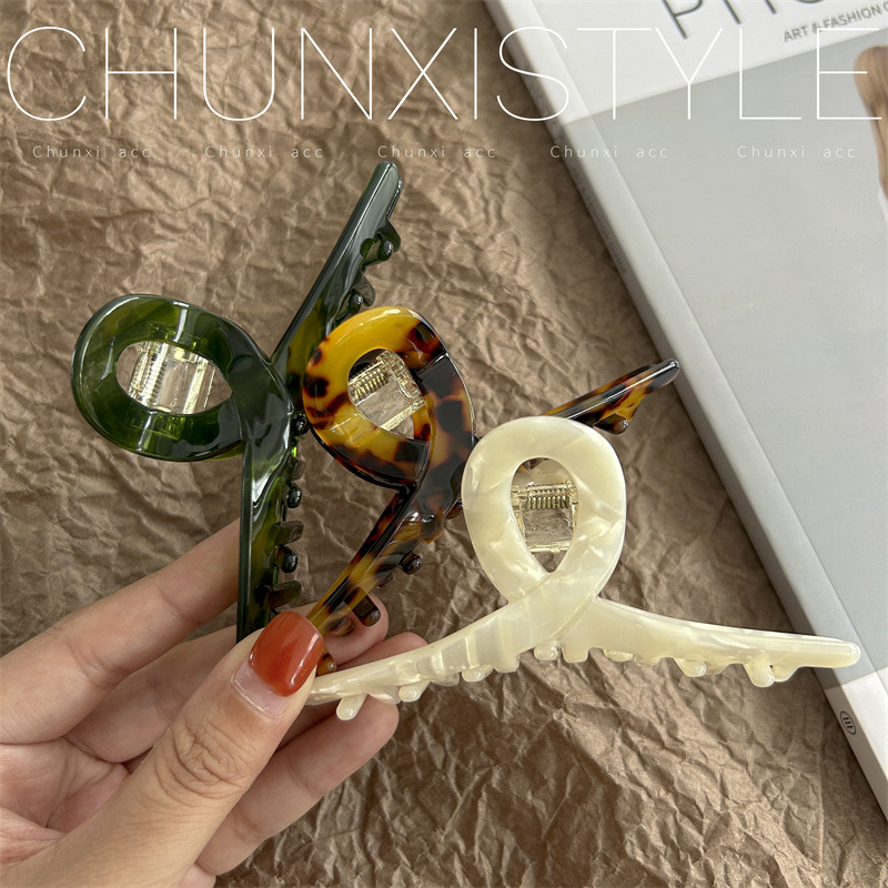 Sparkling Shark Clip! A French retro mermaid girl hair claw headpiece with acetate hairpins on the back of the head Application Scenario