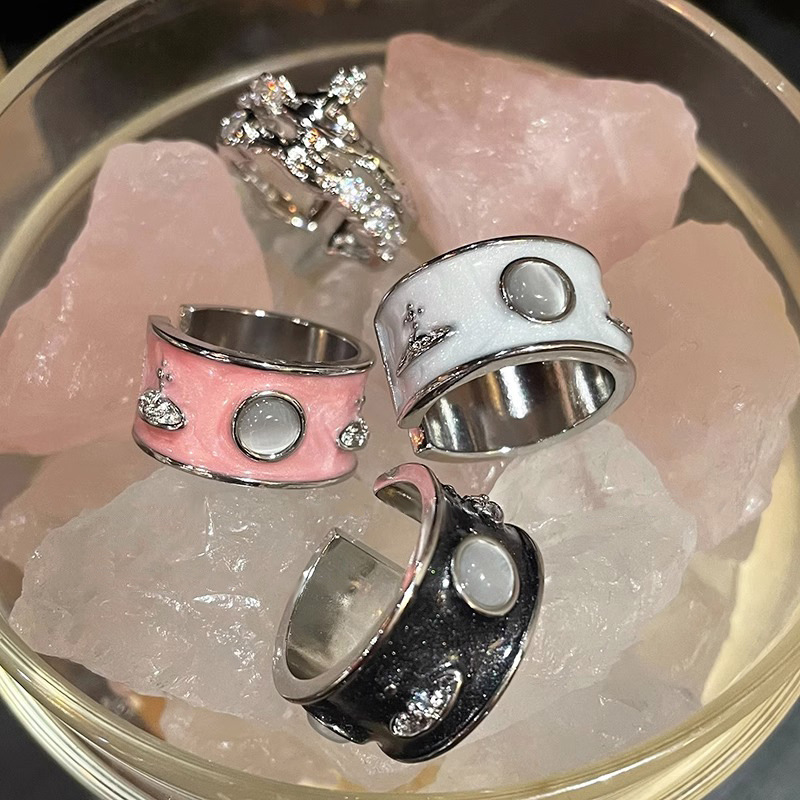 The Western Empress Planet drip glaze open ring is a niche design for women, exuding a sense of sophistication and elegance. It is a fashionable and individual couple's ring full figure