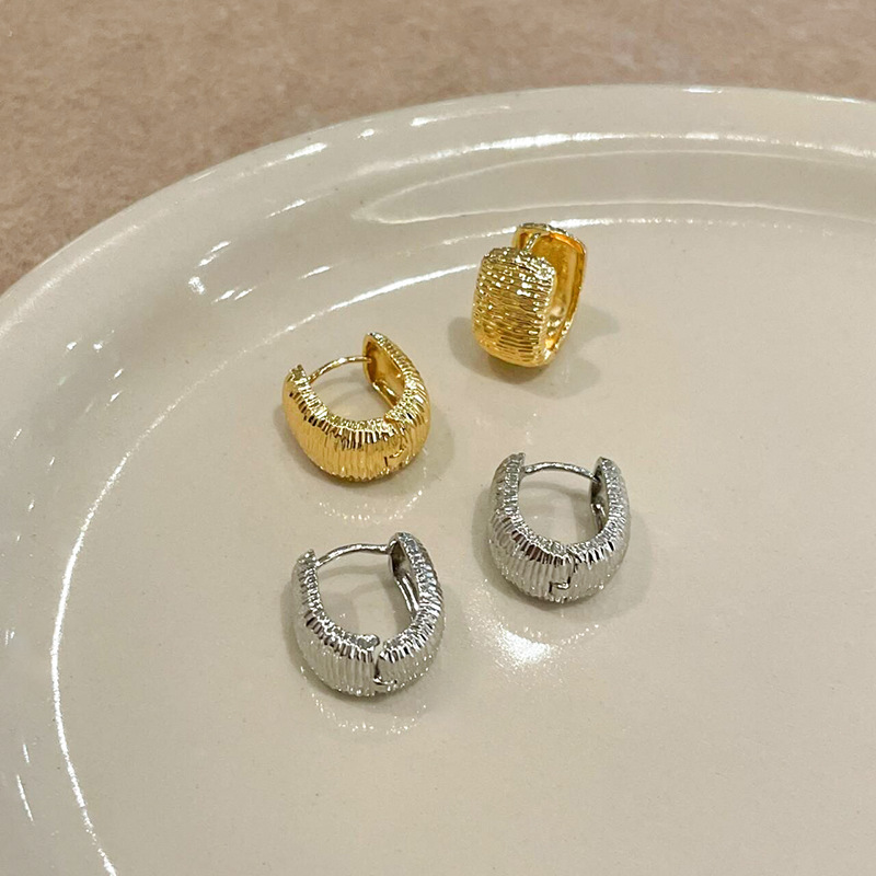 Golden texture U-shaped ear buckles for women's autumn and winter Korean simple and elegant ear ring earrings 2024 new style ring earrings Specification drawing