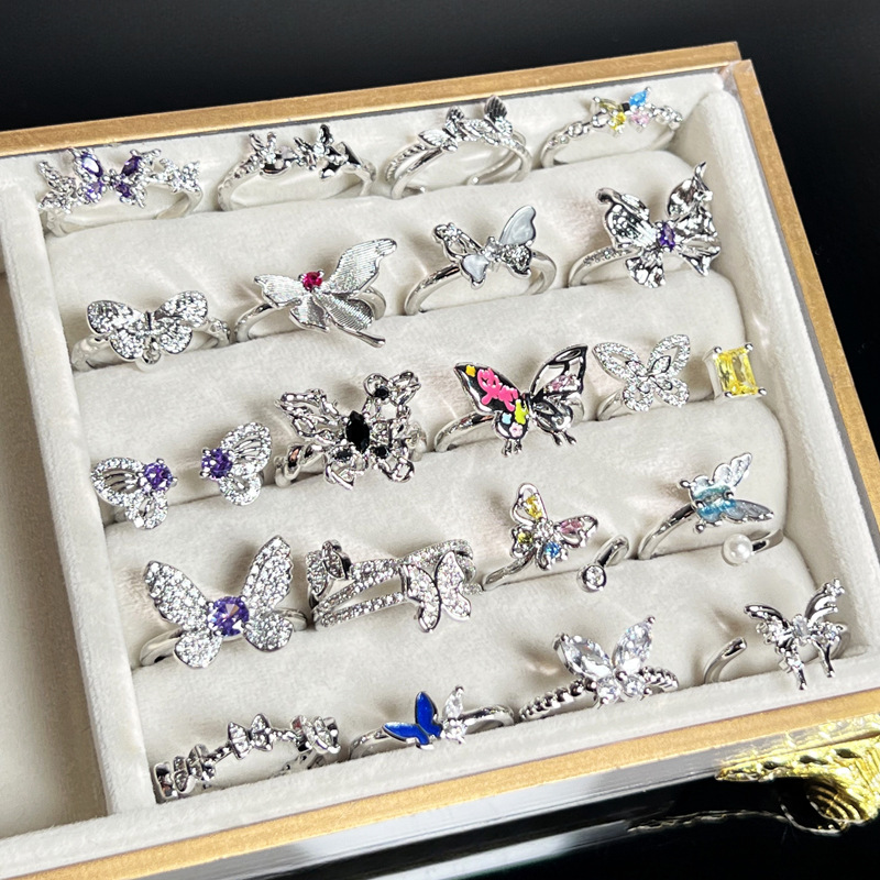 The new butterfly collection ring is a fashionable autumn and winter accessory for women, featuring a delicate, niche, and cold style with a touch of luxury and sophistication Specification drawing