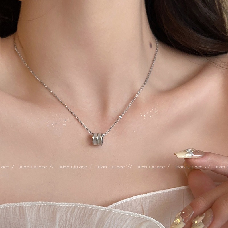 Xiaoman Yao's new minimalist necklace is a unique iins trendy, light luxury, and niche collarbone chain. It is simple and elegant, exuding a Korean charm full figure