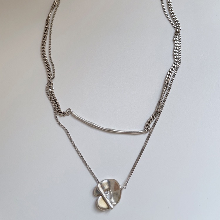 The autumn and winter layer-and-wear plain chain sweater necklace with a unique Japanese retro design and collarbone chain for women, the same style as that of Mina Matsumoto details Picture