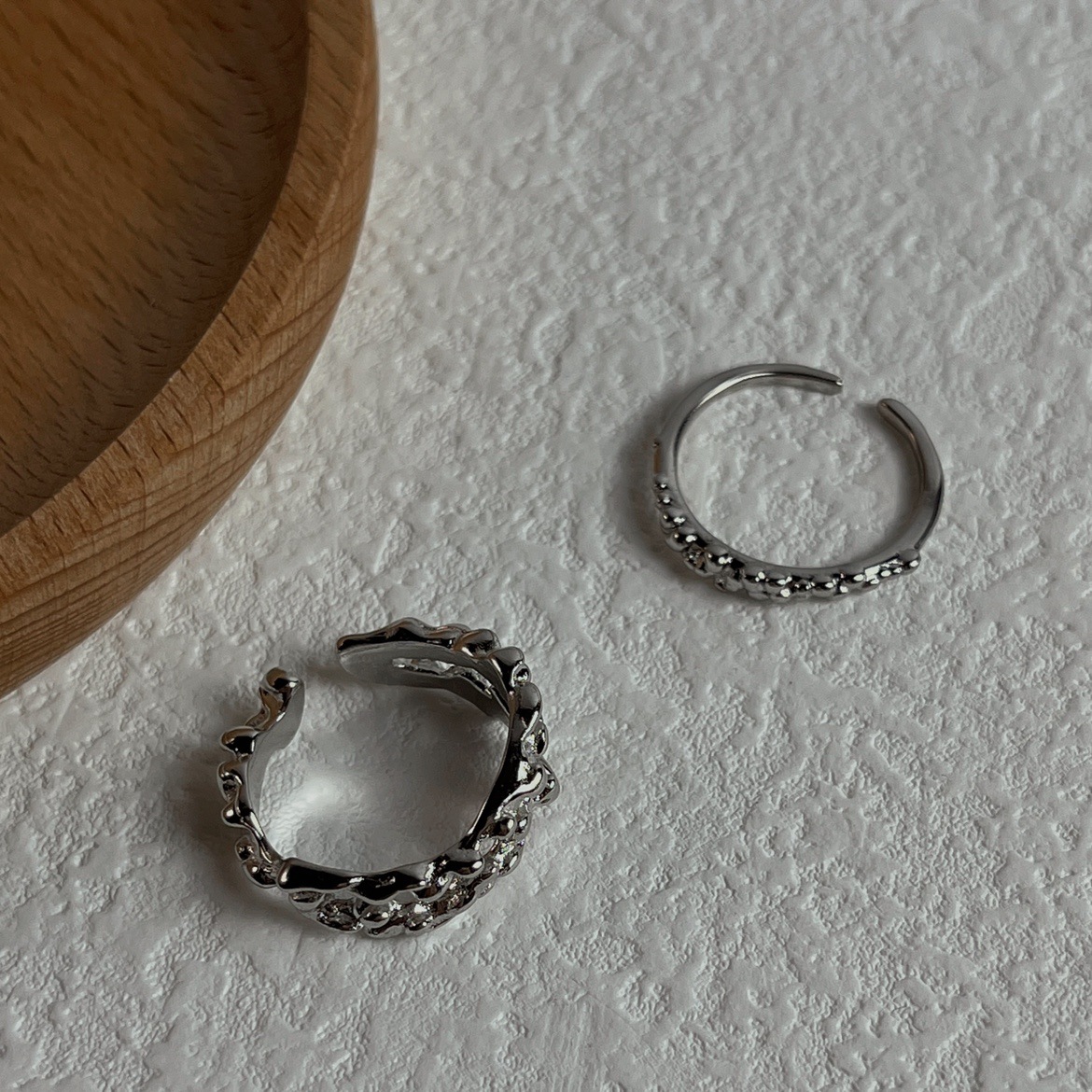 The textured hollowed-out plain ring is simple and versatile. It's an open ring for women on Instagram, with a cold style and a high-end feel. It's a unique and fashionable food ring Application Scenario