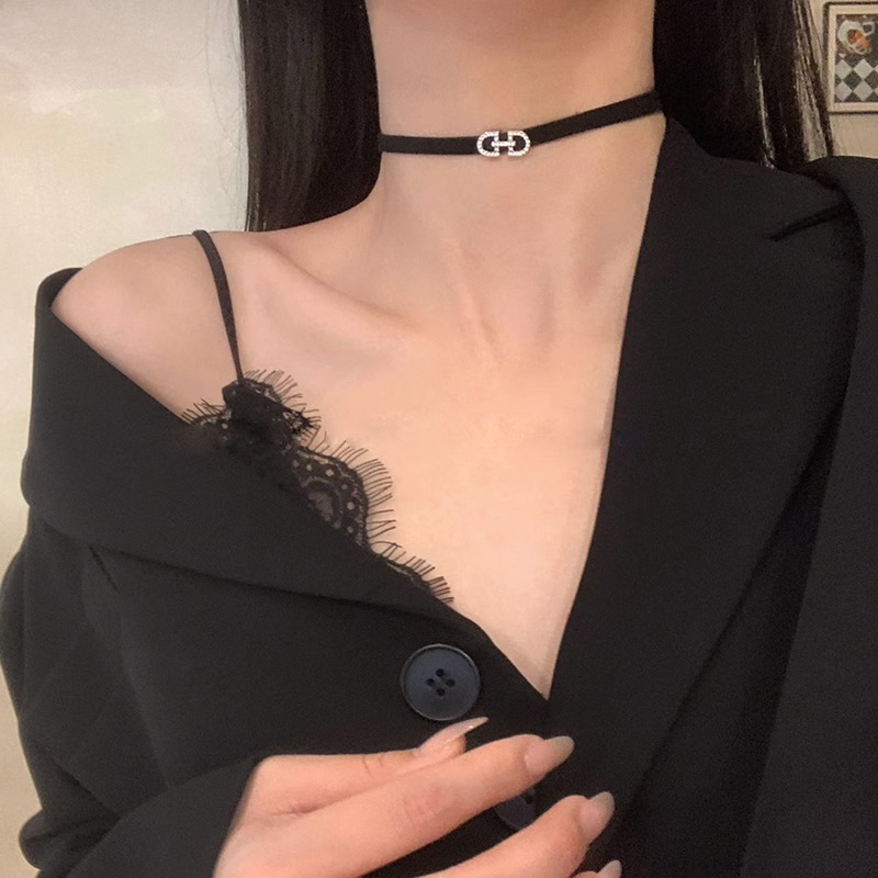 Light luxury and niche black rope necklace, feminine choker collarbone chain, neck chain, neck strap, neck accessory, collar trend full figure