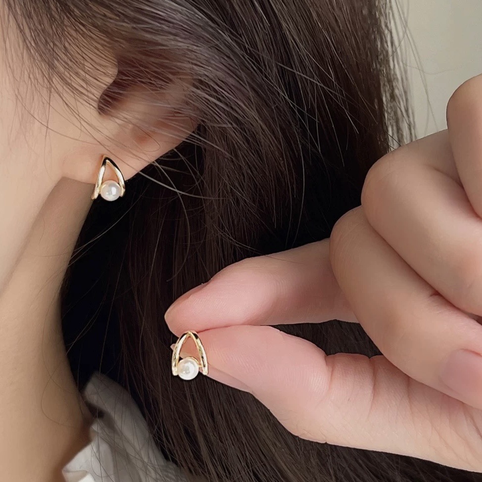 The 2025 new small-sized teardrop pearl stud earrings for women on Instagram are versatile and stylish, exuding a sense of sophistication and elegance details Picture