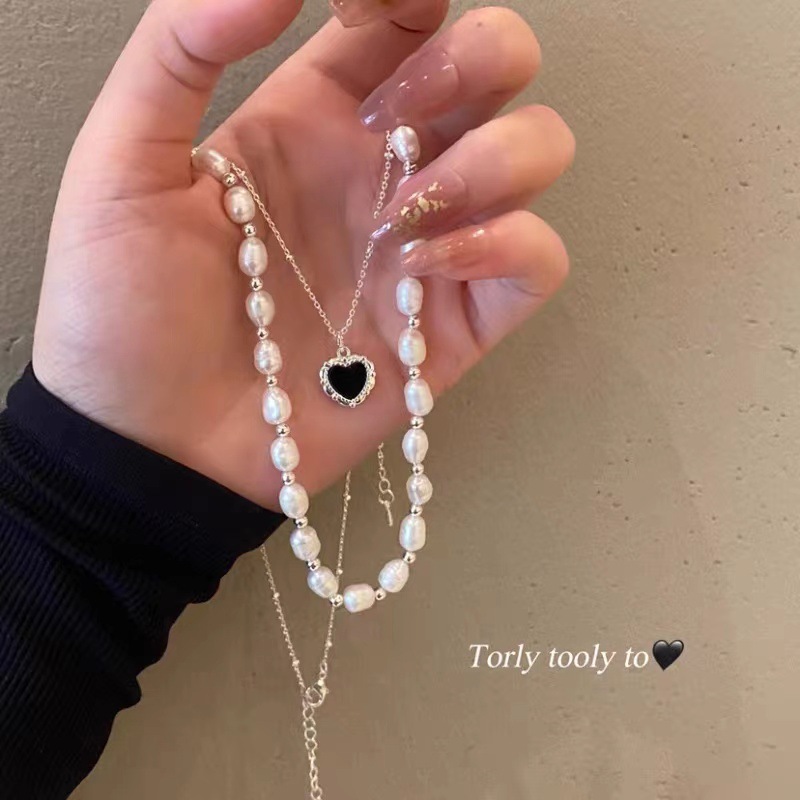 A new double-layer black heart-shaped pearl necklace from South Korea, detachable, retro Hong Kong-style fashionable neckchain and collarbone chain Application Scenario