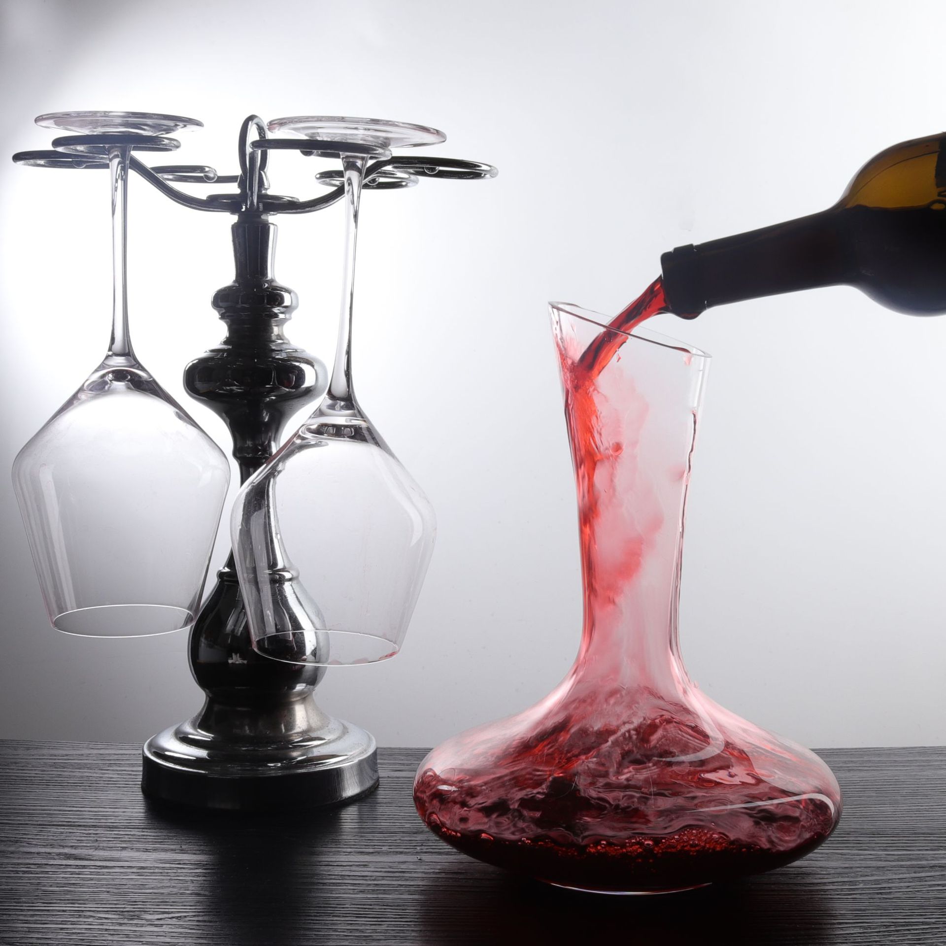 Factory direct supply of blown crystal glass wine decanters, bar home wine decanters, can be used as logos Application Scenario