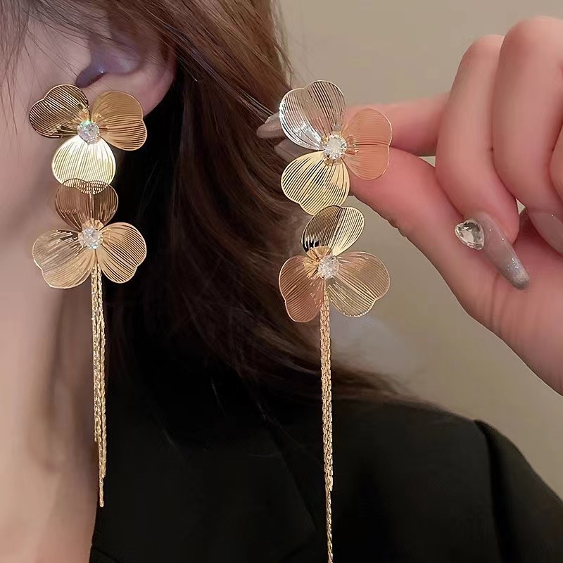 Golden flower tassel earrings for women, with a light luxury and high-end feel, are a new bestseller in 2025. The ear studs are a niche and unique style of earrings details Picture