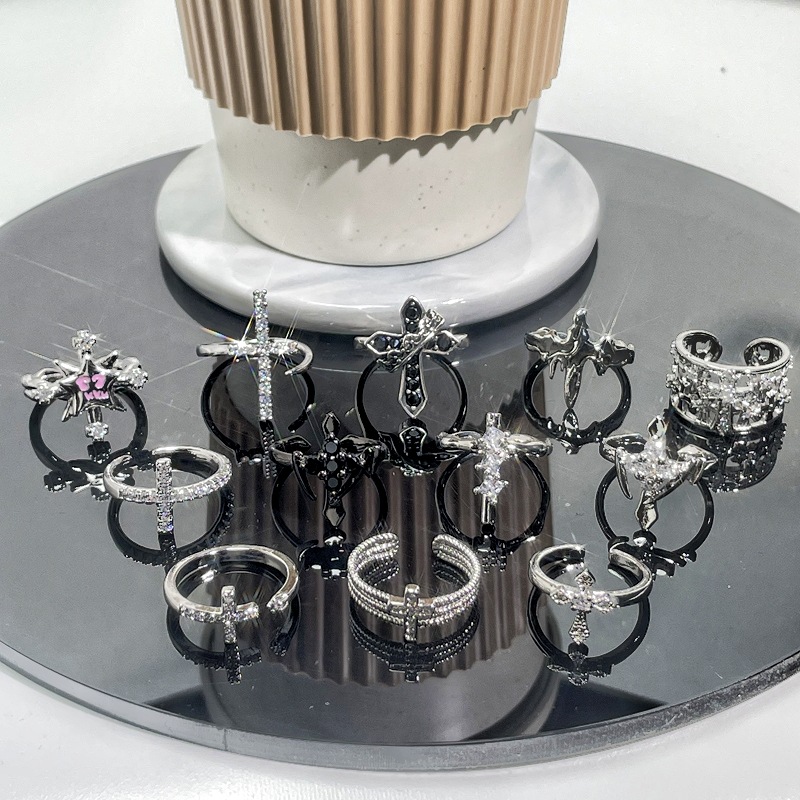 A retro cross punk, dark and unique open-mouth ring for women's fashion, a niche Instagram cold style index ring Specification drawing