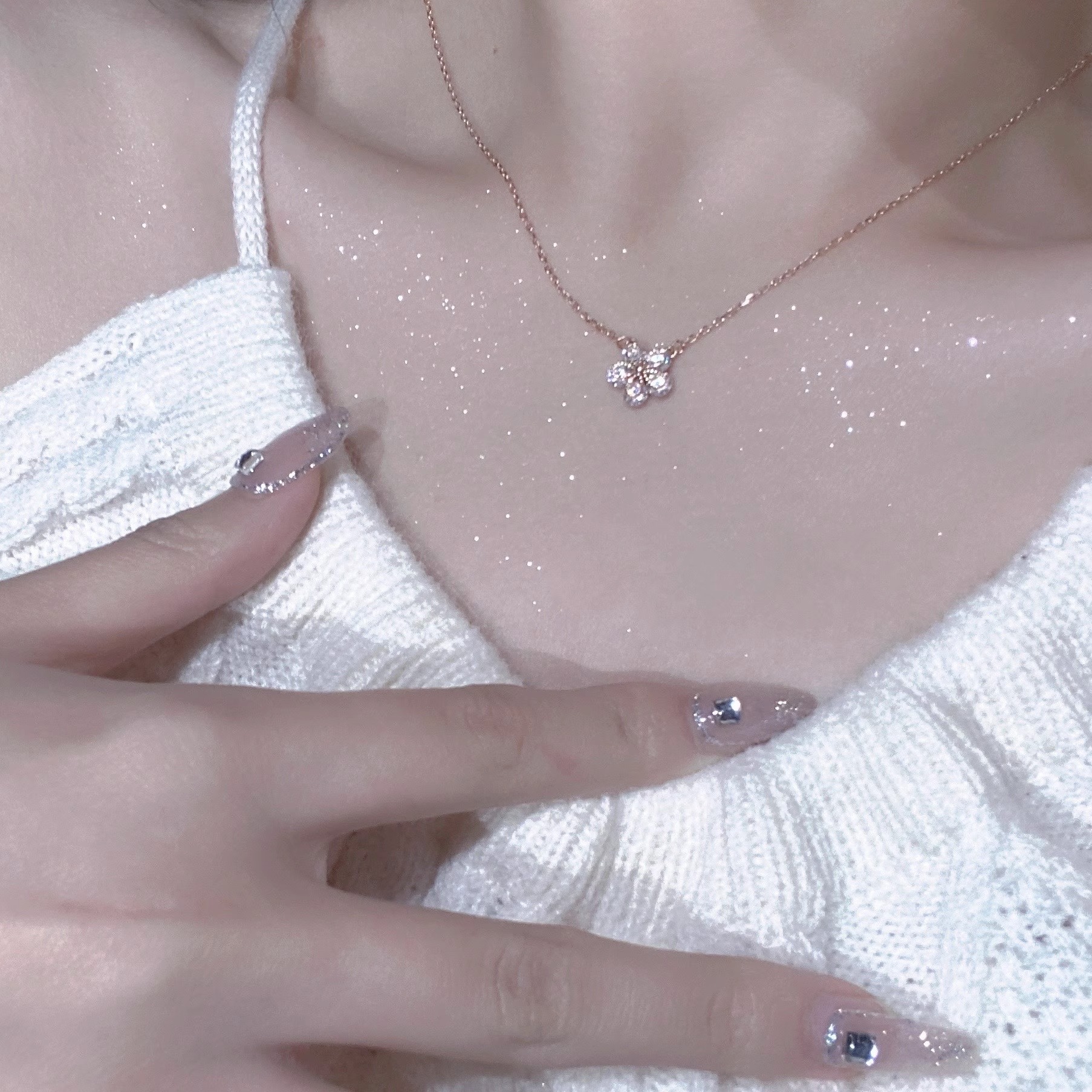 "Flower Language" Sparkling diamond flower necklace features a light luxury and niche design. It is a simple and elegant collarbone chain with a pendant feel Specification drawing