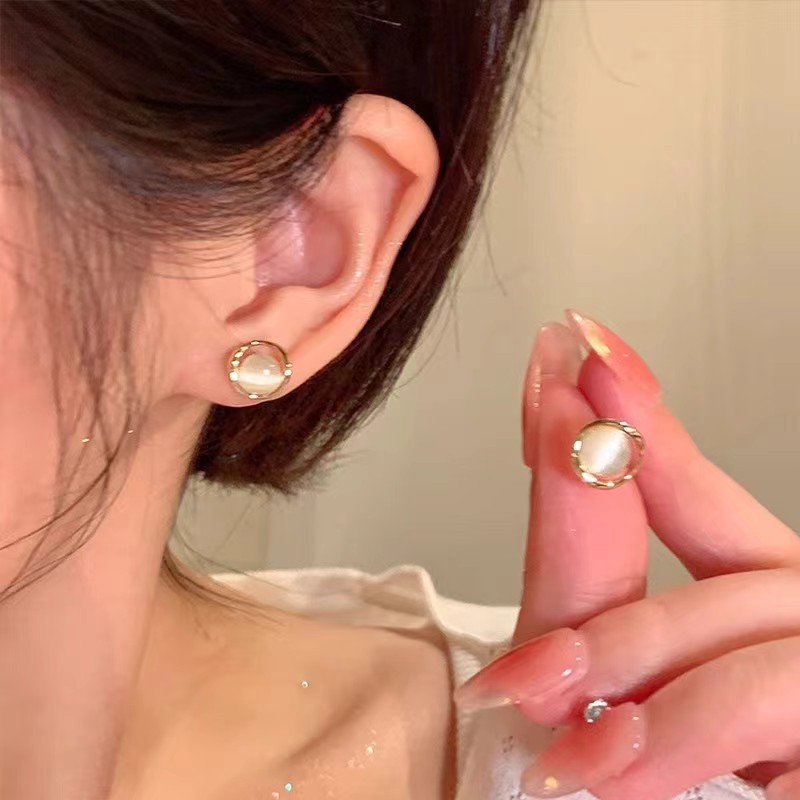 Autumn and winter high-end cat's eye stone golden ear studs, women's ear piercing earrings, light luxury, elegant, exquisite and unique earrings Specification drawing
