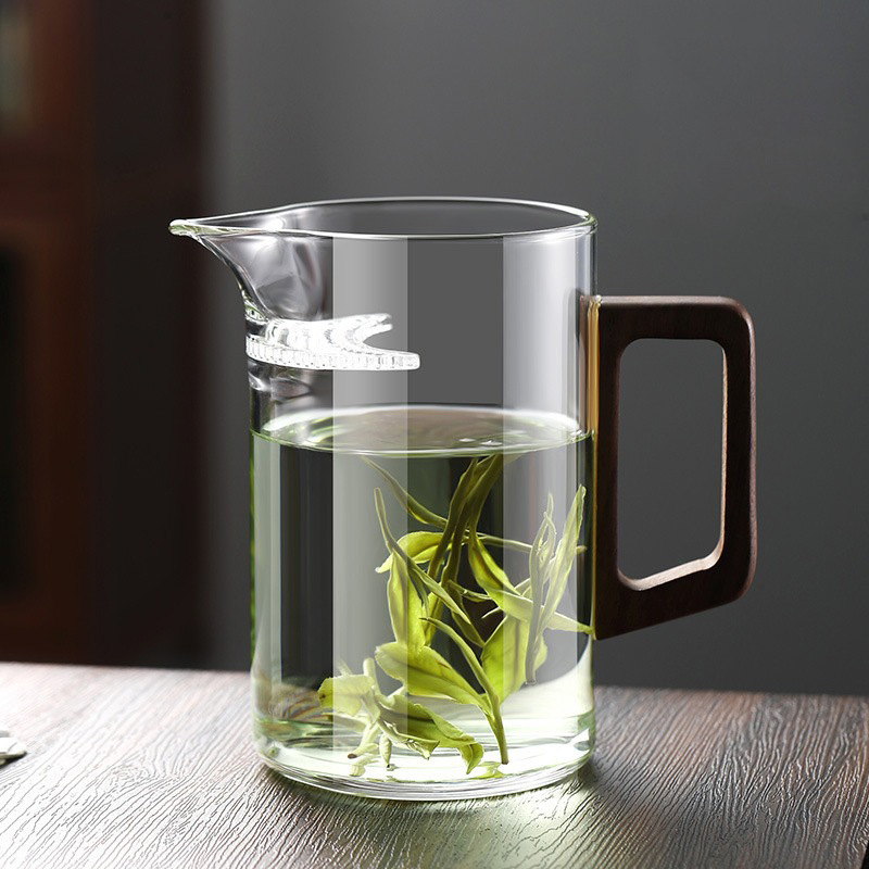 Wholesale integrated crescent-shaped fair cup, thickened high borosilicate glass tea-water separation cup, office wooden handle tea brewing cup full figure