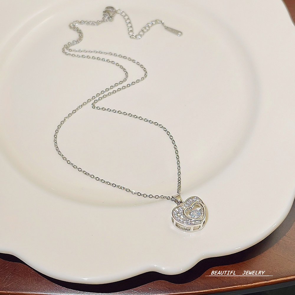 A light luxury InS-style heart-shaped collarbone chain, a niche new design sense, a simple and elegant necklace, a popular accessory necklace for women Application Scenario