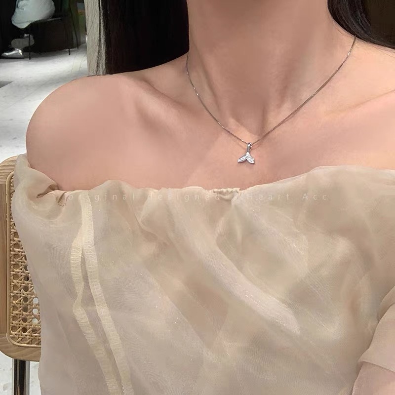 Light luxury golden fishtail pendant necklace, a trendy and niche design accessory for women, and an Instagram influencer collarbone chain details Picture