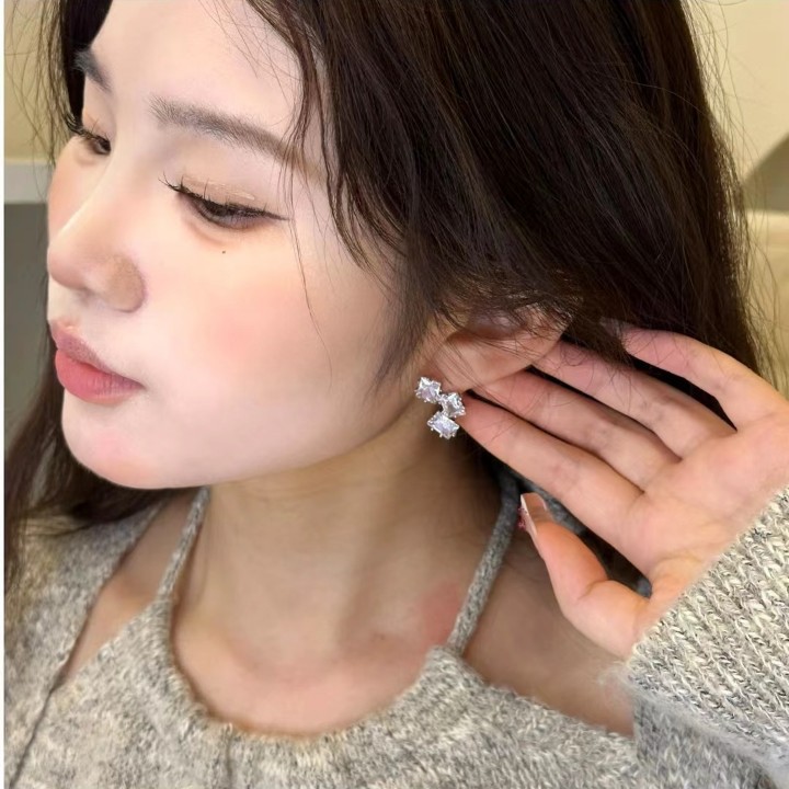 This is a minimalist and niche design from Europe and America, with exaggerated ins zirconium-inlaid super glittering square opal stones. It's the same style of sugar stud earrings and earrings as the blogger details Picture