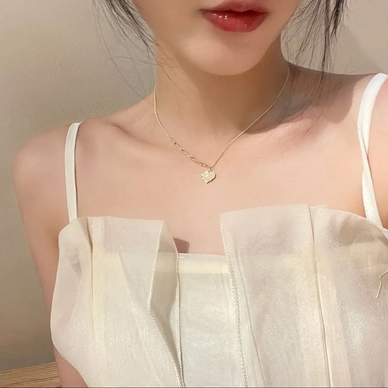 Super beautiful ~ Ins-style heart-shaped necklace, light luxury and niche necklace, women's collarbone chain, Internet celebrity summer 2023 new style for women Application Scenario