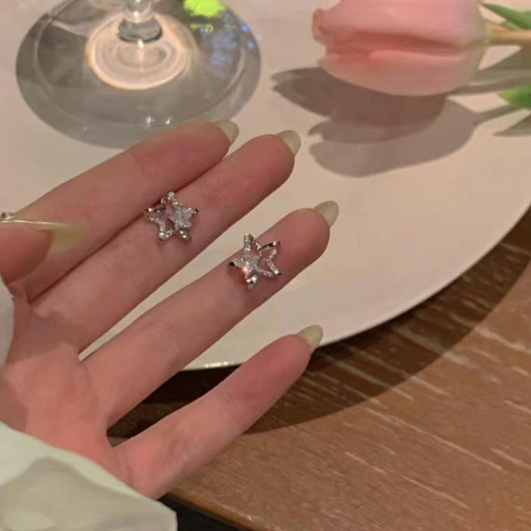s925 Super Flash Zircon Star Stud Earrings, with a feminine charm, niche, light luxury and high-end design sense, are the new trendy earrings for 2025 Application Scenario