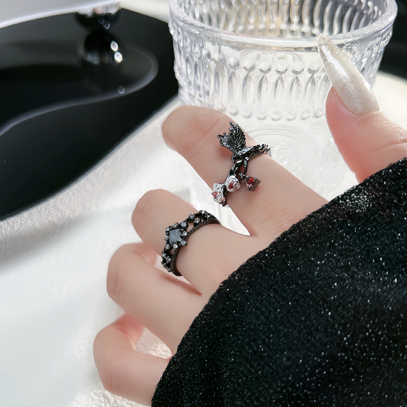 Dark Gothic style black crow opening ring, unique, trendy, fashionable, niche and distinctive design punk ring full figure