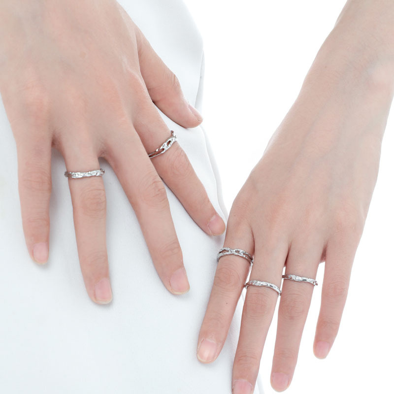 This niche design features a simple texture and is versatile. It's a plain ring with an open opening. It's a cool and stylish ring for women on Instagram Application Scenario
