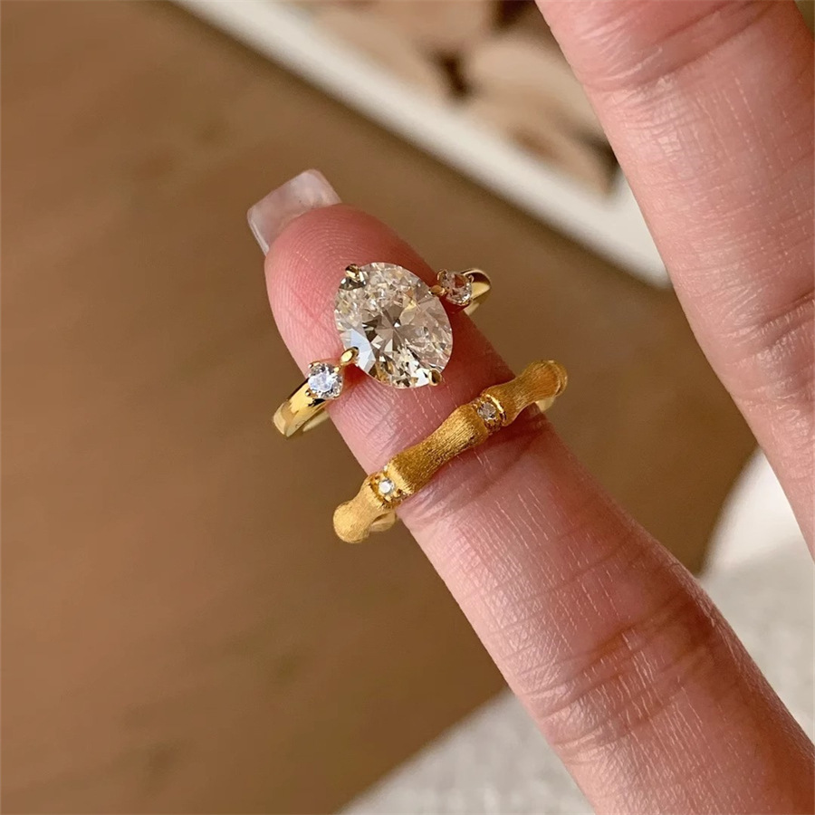 A mid-style, ascending zircon ring for women, a layered diamond brushed ring with interlocking dots, a light luxury and high-end index ring Application Scenario