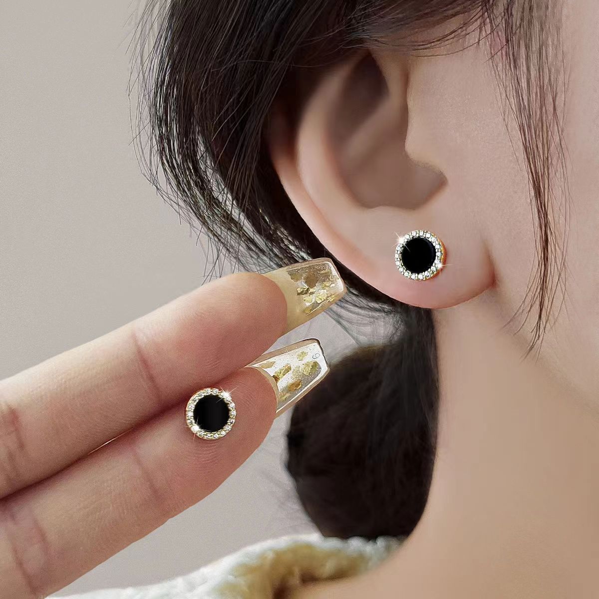 Classic black geometric micro-inlaid stud earrings for women, simple and versatile, small design sense earrings, exquisite and fashionable, cold style ears Item Picture