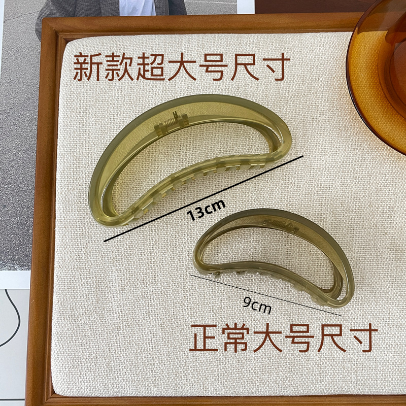 Extra-large 13cm moon hair clip, new cold style hollowed-out scratch-off hair clip for women, large hair volume, shark clip hair accessory at the back of the head Application Scenario