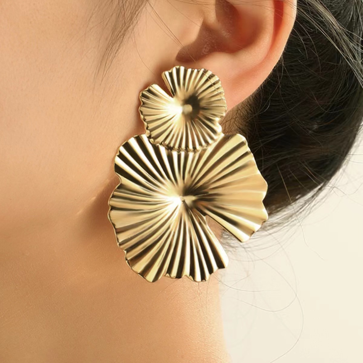 Exaggerated and fashionable cross-border style metal sequined stud earrings, elegant and high-end European and American cold style earrings and earrings details Picture