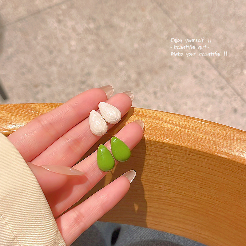 Japanese and Korean style simple and retro water drop oil earrings, a niche high-end design for women, versatile and popular earrings wholesale Specification drawing