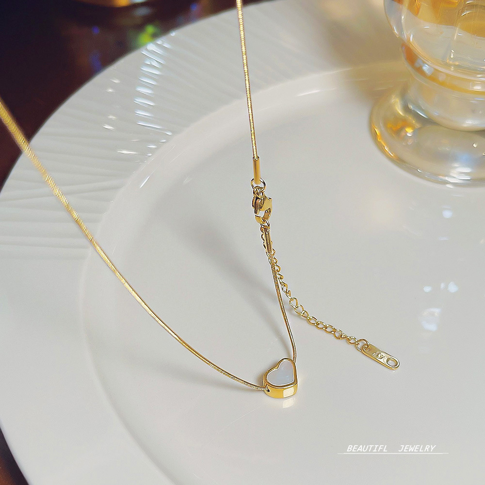 Non-fading titanium steel necklace, a unique design for women with a heart-shaped pendant, an Instagram cold style, a simple and elegant collarbone chain that is popular among Internet celebrities full figure