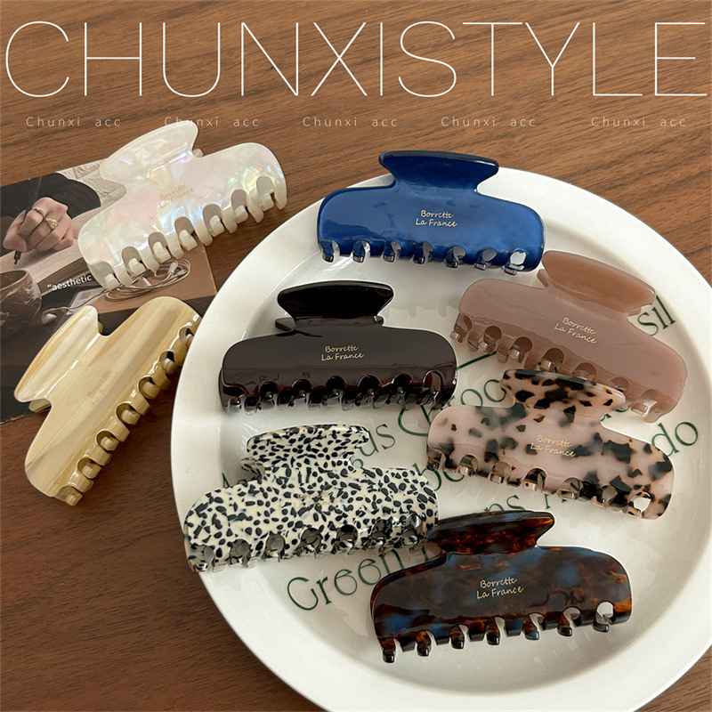 The new 2024 high-end autumn and winter style of the French acetate hairpin for women, featuring a wavy, grabber and shark clip hair accessory details Picture