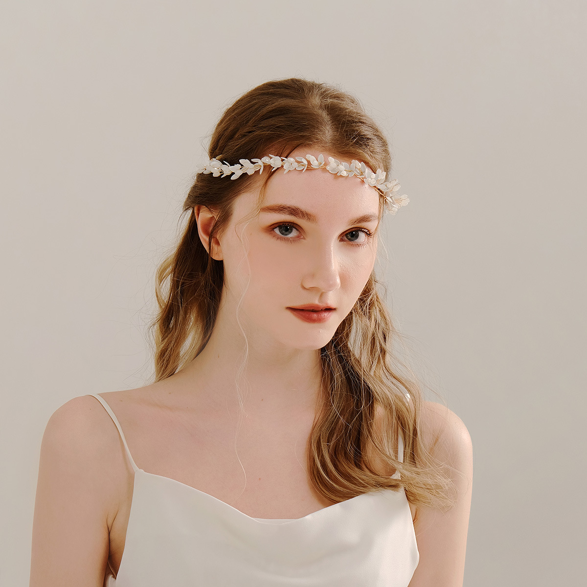 European and American cross-border bride accessories, white flower crystal headband, fashionable ball party headwear, handcrafted accessory headband full figure