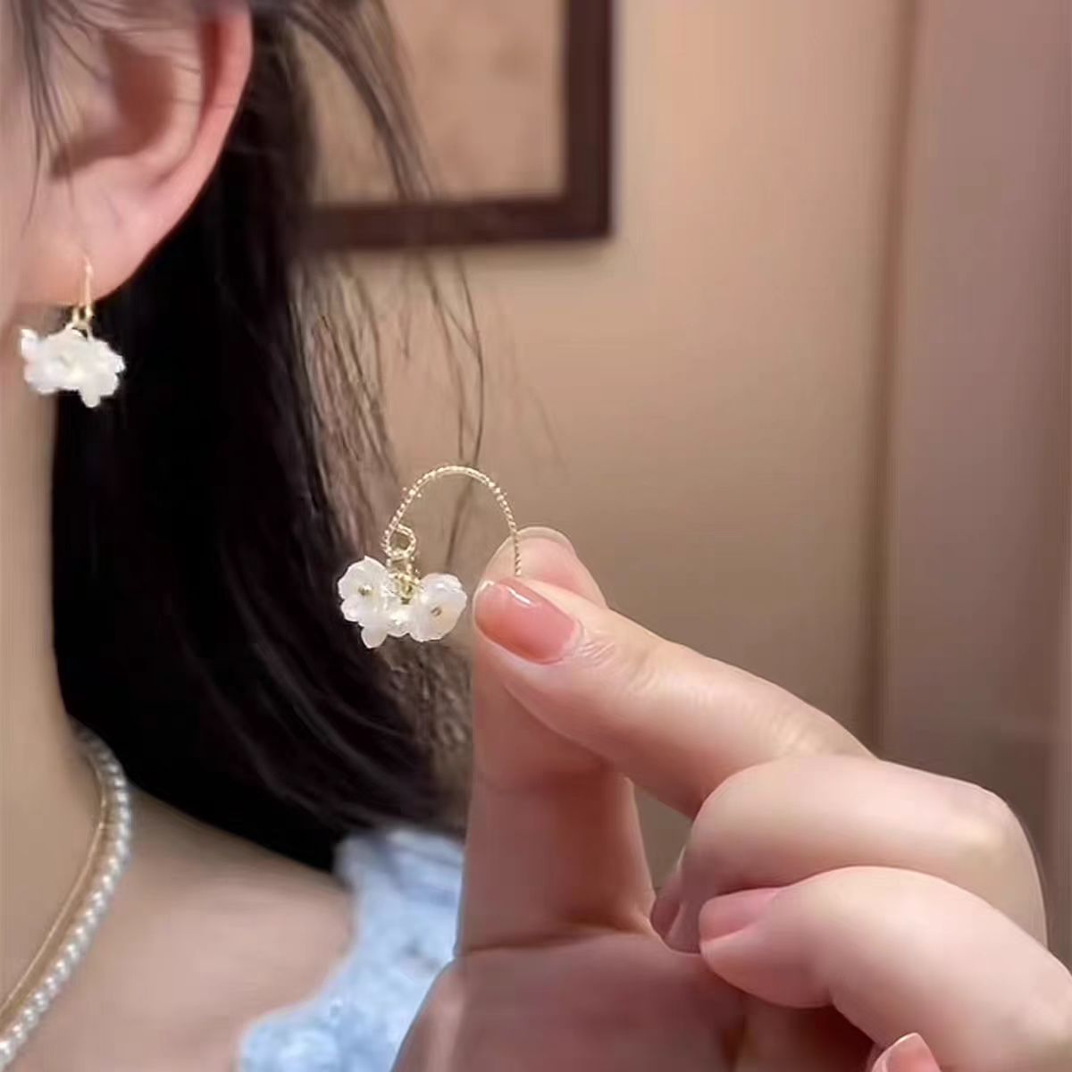 Super fairy camellia tassel earrings, sweet and gentle feminine charm, niche earrings, French retro, versatile and atmospheric earrings full figure