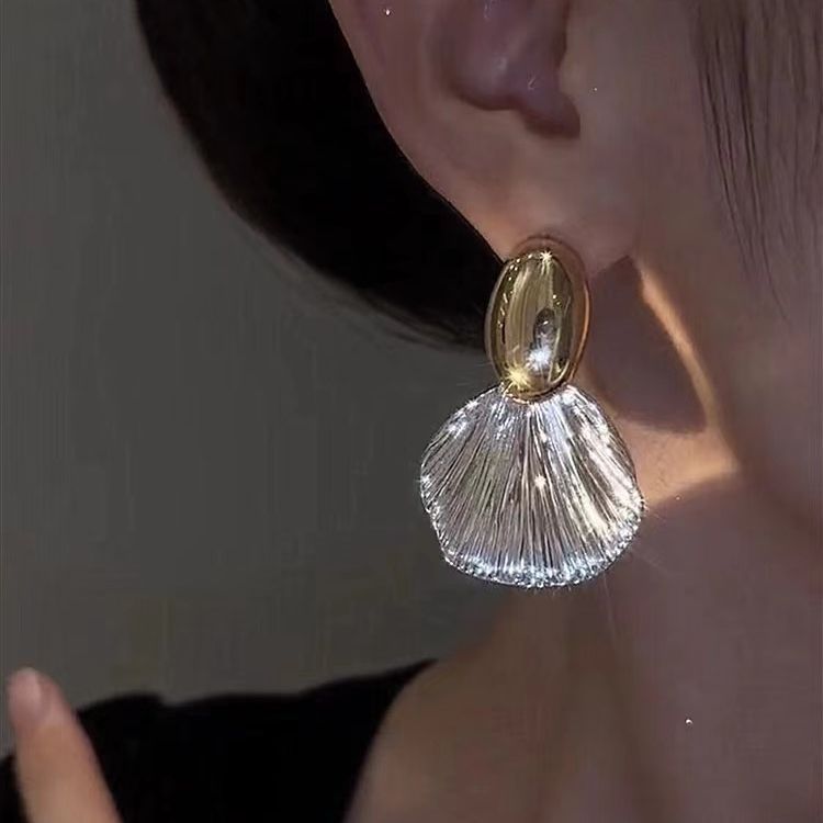 The light luxury and high-end shell design earrings, a niche and cold style for women's banquet earrings, will be a new bestseller in 2025 Application Scenario