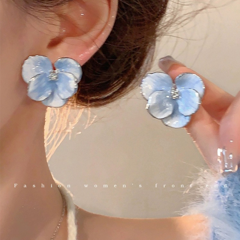 French iris flower earrings with a niche design sense and a high-end feel, retro petal stud earrings, a unique and light luxury accessory for women full figure