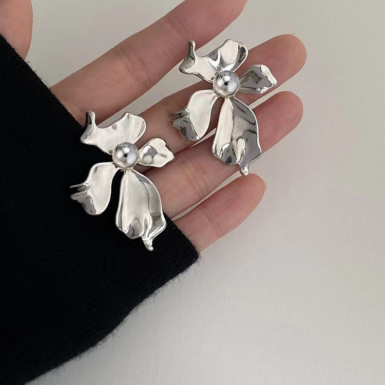 Exaggerated large flower earrings from Europe and America, a niche design for women. 2025 new retro stud earrings, silver and elegant, light luxury earrings Application Scenario